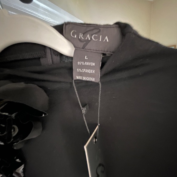 NWT Gracia black top with zip closure on the back . - Picture 4 of 6